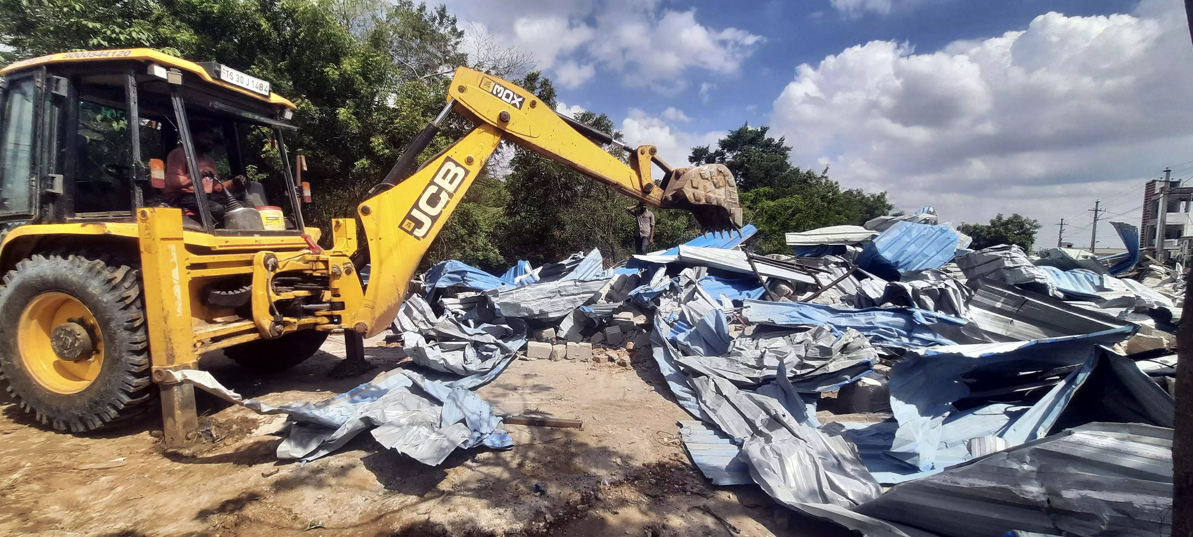 HYDRAA Clears Encroachments in Peerzadiguda