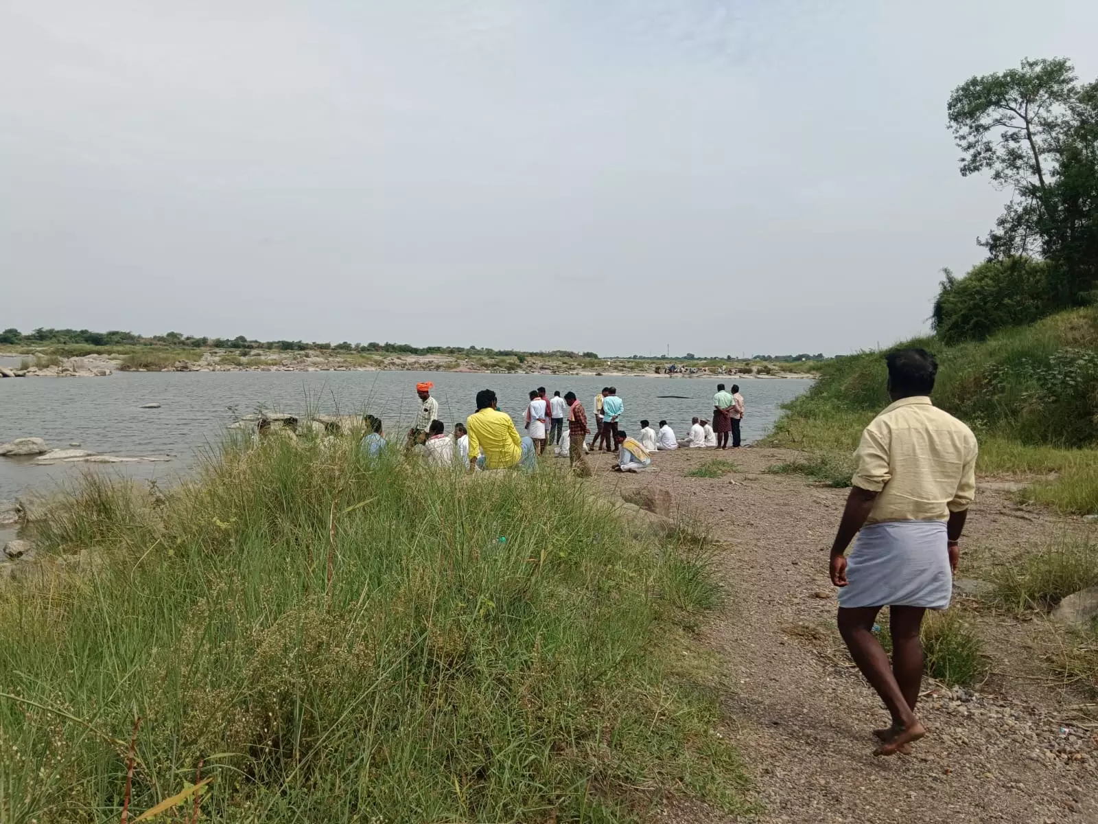 Police Stops Operation To Trace Farmer after Crocodile attack In Bheema River In Narayanpet