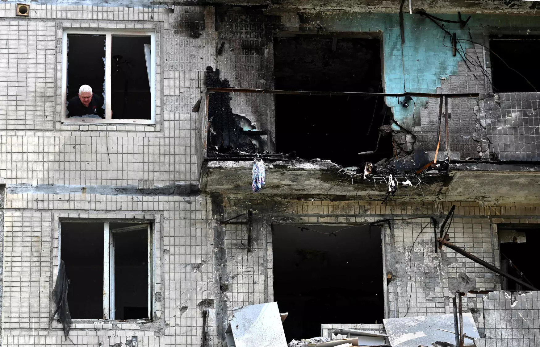 Nine Killed in Ukraine as it Trades Fire With Russia Overnight