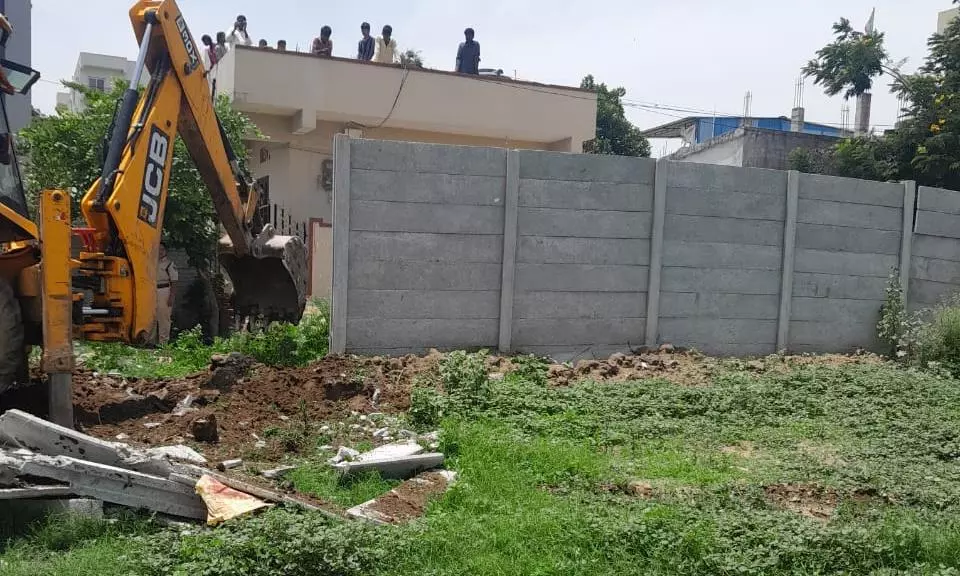 Telangana: HYDRAA Razes Illegal Units in Park