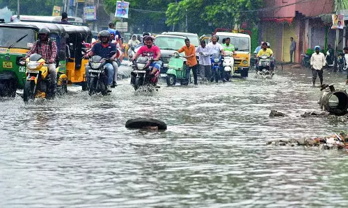 Hyderabad: Flood-Hit Families Return, Still in Fear Hyderabad: Flood-Hit Families Return, Still in Fear