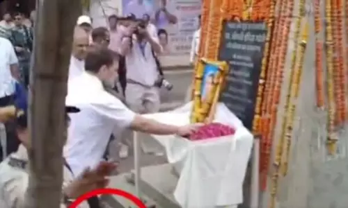 Video Showing Rahul Gandhi Paying Tribute To Indira Gandhi With Shoes On Goes Viral