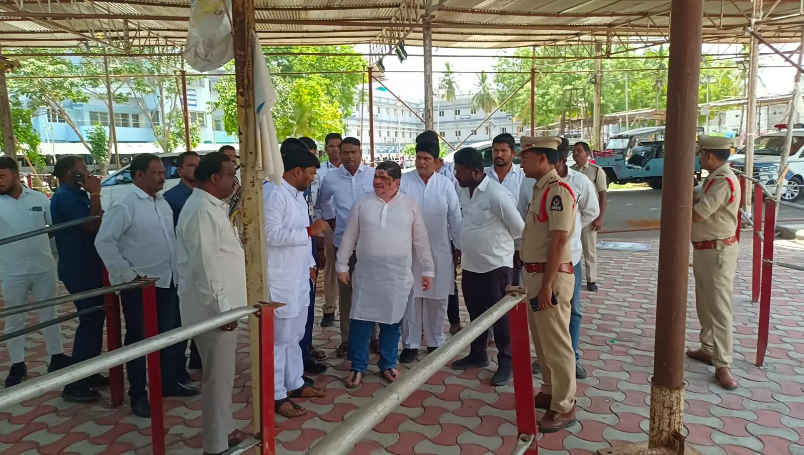 Ponnam Reviews Arrangements For Fish Prasadam Distribution On June 8, 9