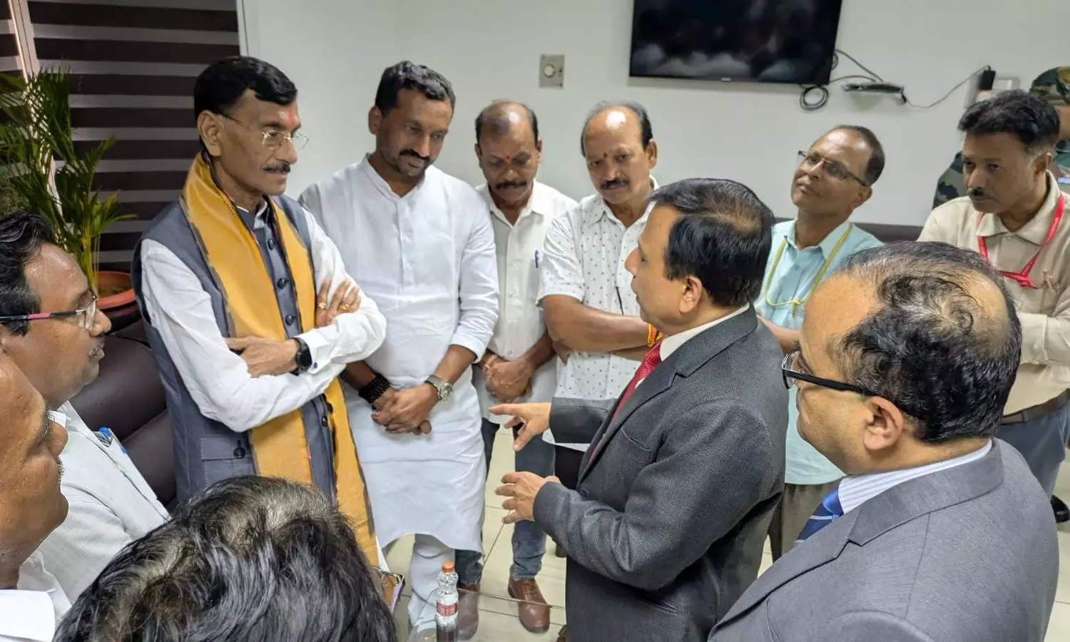 Minister Sanjay Seth Asks AVNL to Focus on R&D