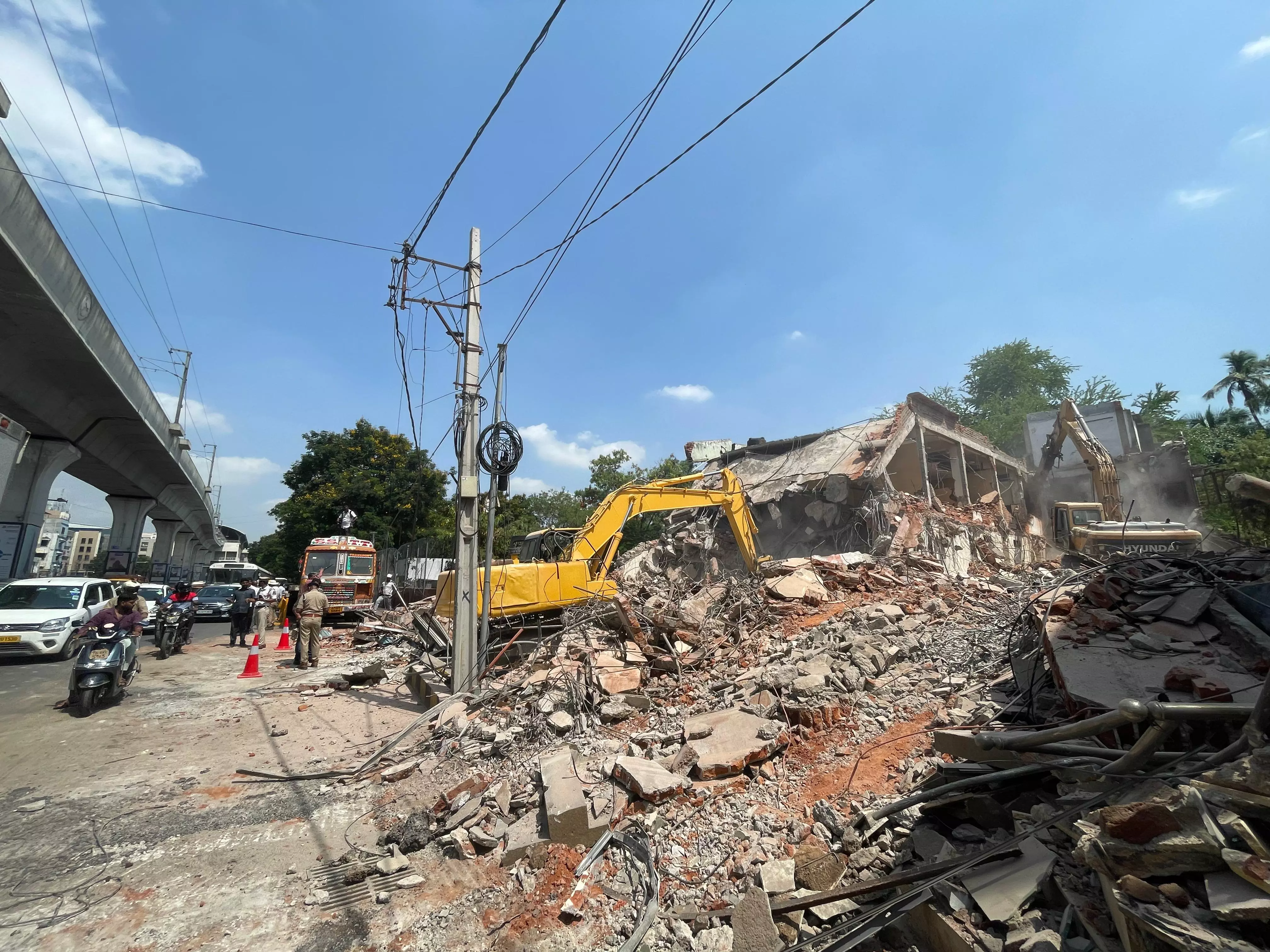 HYDRAA Demolishes Drainage Line Encroachments In Begumpet