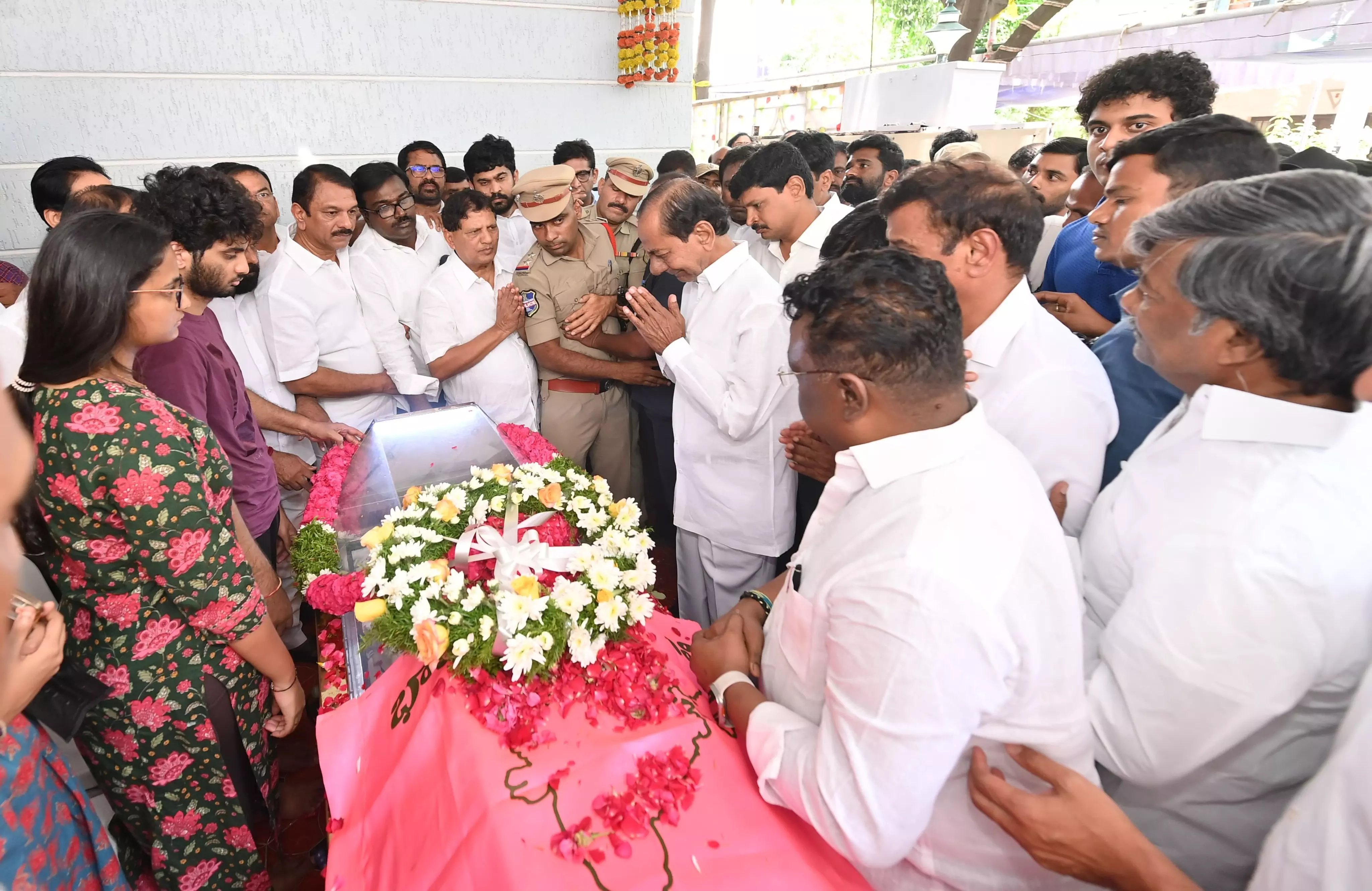 BRS Supremo KCR Pays Tearful Tribute to Maganti