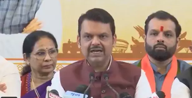 Fadnavis Promises AC Trains for Mumbai Without Impacting Fare Structure
