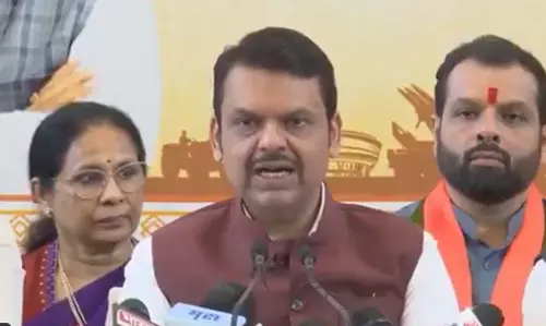 Fadnavis Promises AC Trains for Mumbai Without Impacting Fare Structure
