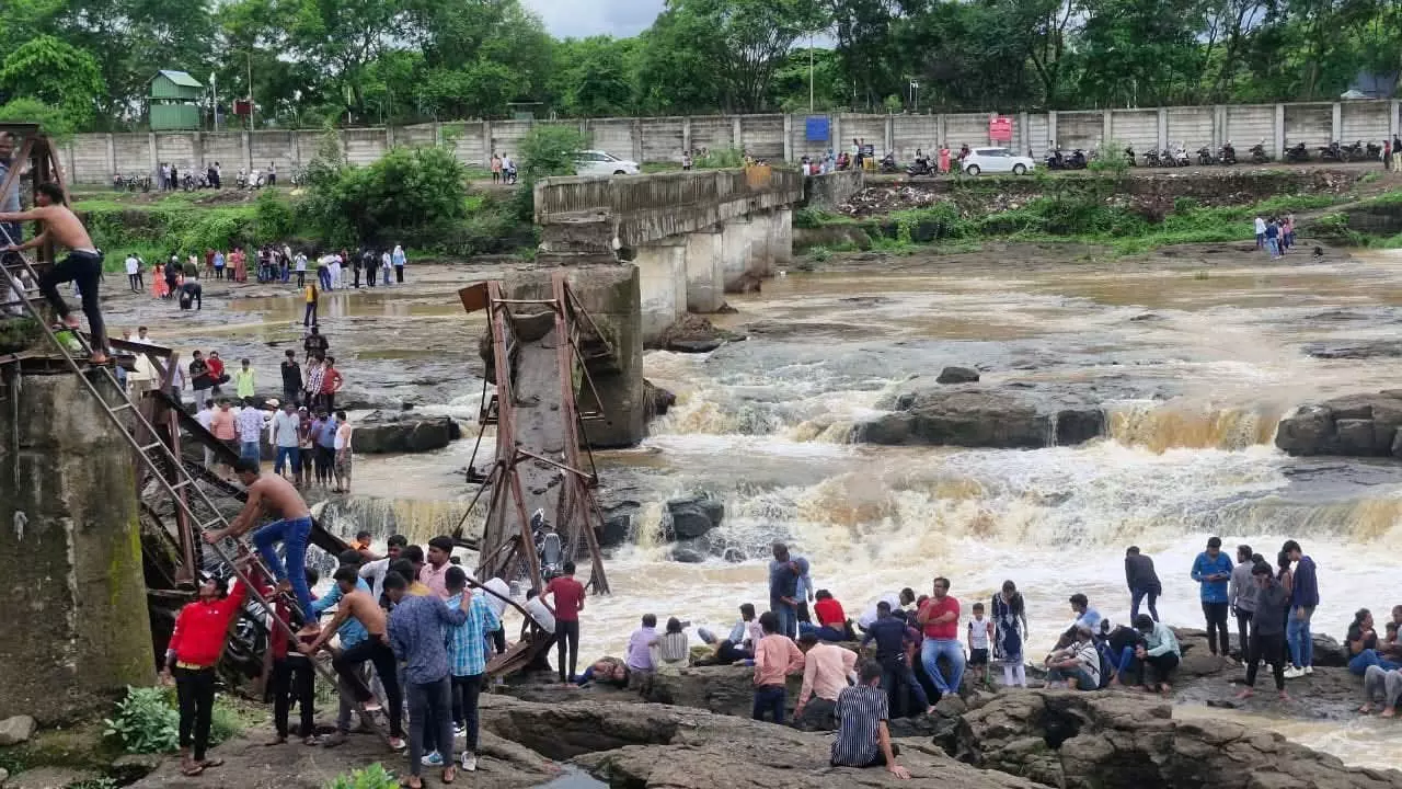 4 Dead, 20 Feared Drowned After Pedestrian Bridge Collapses in Pune
