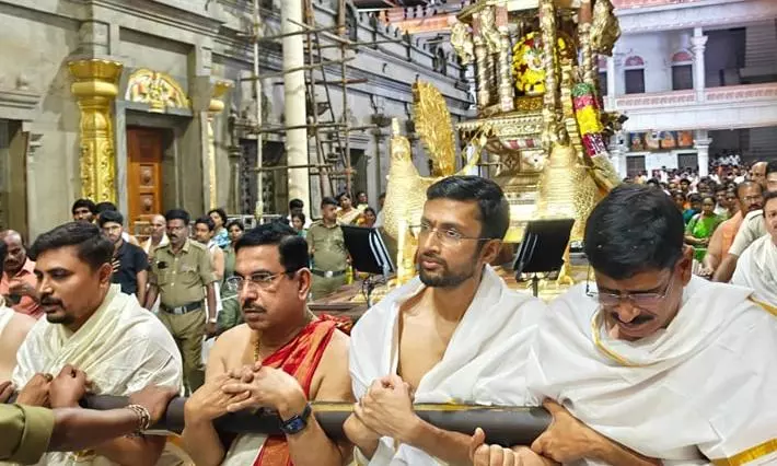Prahlad Venkatesh Joshi Offers Prayers at Mantralayam