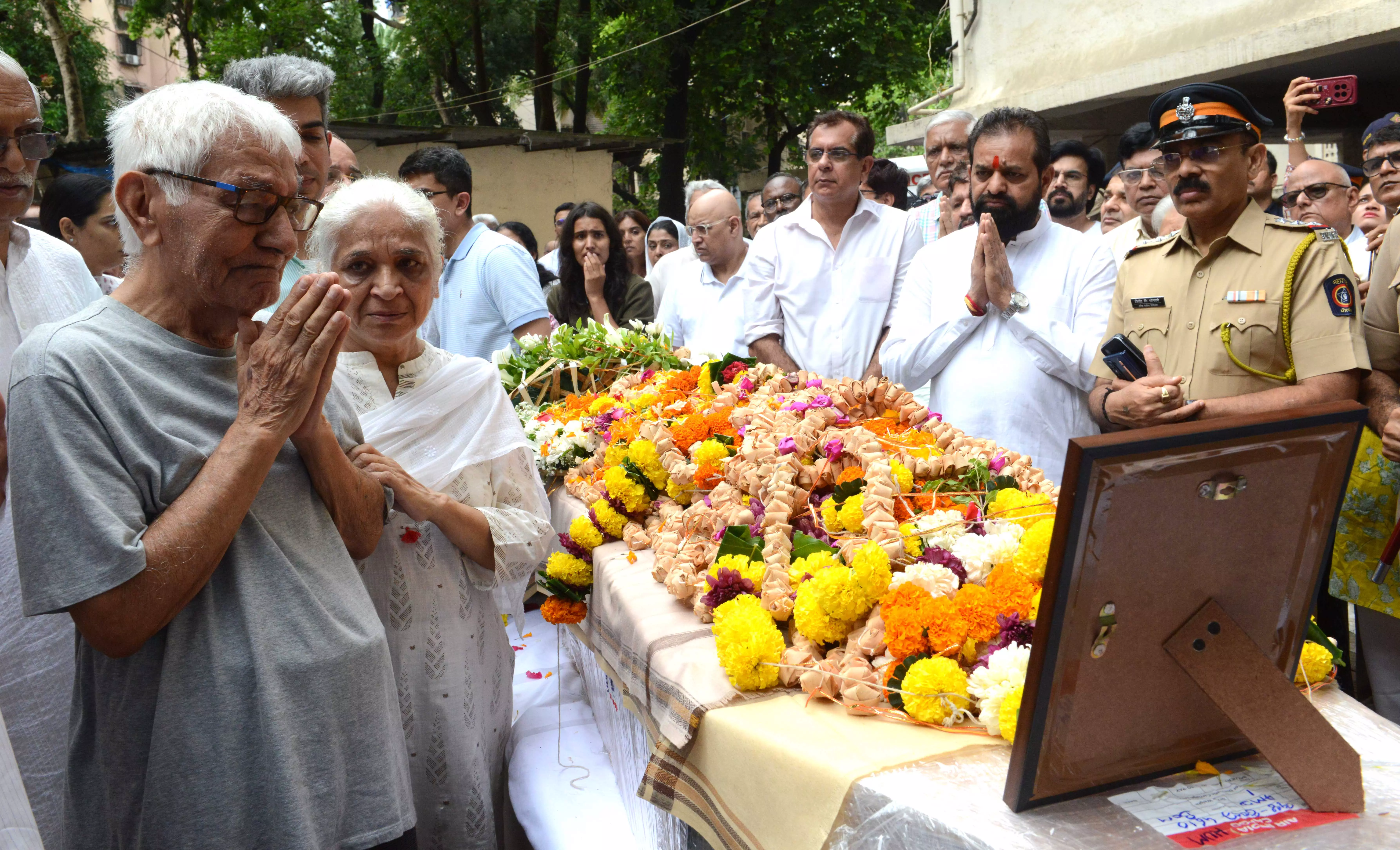 Last Rites Of Pilot Sabharwal Who Gave Mayday Call Performed Last Rites Of Pilot Sabharwal Who Gave Mayday Call Performed