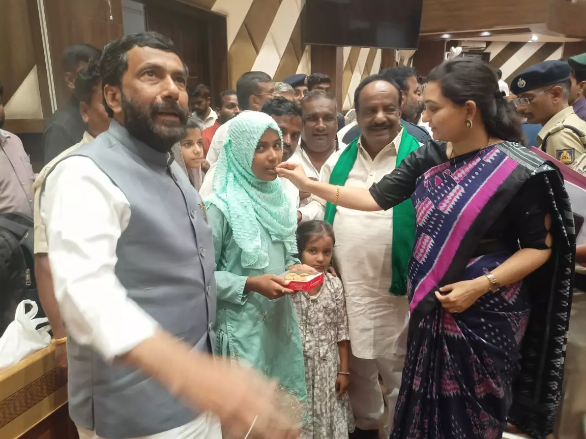 Dharwad Girl Who Wrote SSLC Exam After Father’s Death Gets Support for Higher Studies Dharwad Girl Who Wrote SSLC Exam After Father’s Death Gets Support for Higher Studies