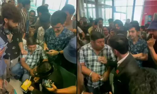 SpiceJet Passengers Force Staffer to Eat Biryani After Flight Delay