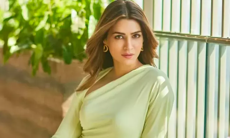 Kriti Sanon Surprises Fans at 12-Year Celebration of Raanjhanaa