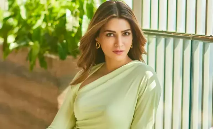 Kriti Sanon Surprises Fans at 12-Year Celebration of Raanjhanaa Kriti Sanon Surprises Fans at 12-Year Celebration of Raanjhanaa