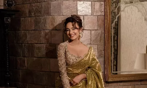 Award Winner Seerat Kapoor Shines in a Regal Pure Tissue Saree at Gaddar Awards