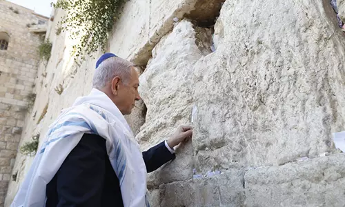 Western Wall: Netanyahu Prays for Israeli Soldiers