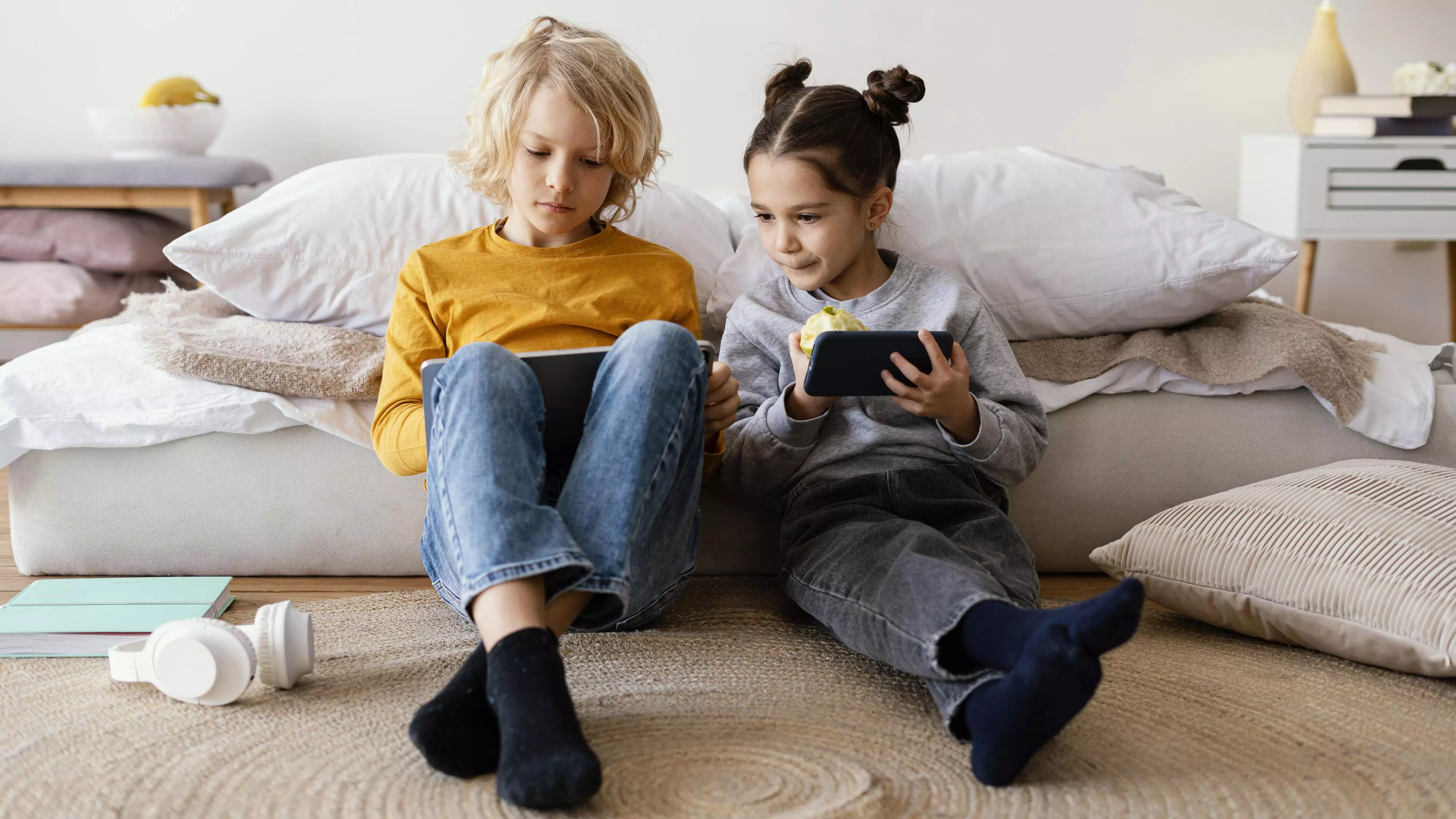Post-Pandemic Parenting Challenge: Balancing Screen Time, Immunity, and Anxiety