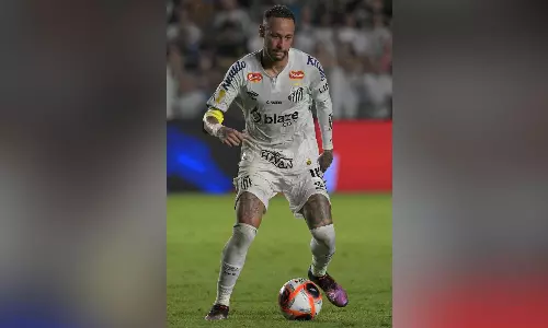 Neymar Extends Contract With Santos Until End Of 2025