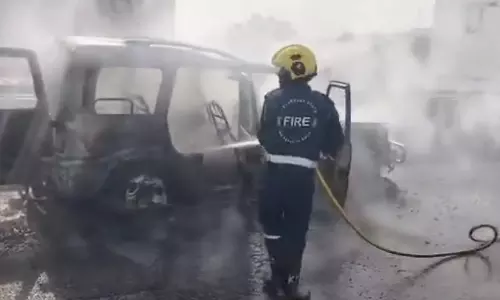 Car Catches Fire on Expressway, Hits Traffic