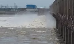 Heavy Floods Disrupt Jurala Gate Repairs Heavy Floods Disrupt Jurala Gate Repairs