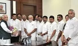YSRC Delegation Meets Governor, Complaints About ‘Misrule’ by Naidu, Neglect of Jagan’s Security