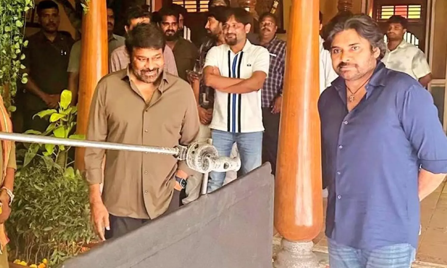 Pic Talk: Chiranjeevi Visits Ustaad Bhagat Singh Sets Pic Talk: Chiranjeevi Visits Ustaad Bhagat Singh Sets