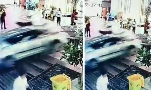 Speeding Car Rams into Hapur Hotel, One Dead Speeding Car Rams into Hapur Hotel, One Dead