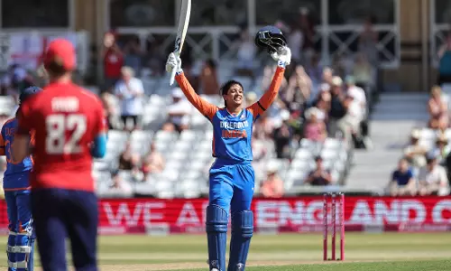 Smriti Mandhana Moves to Third Spot in ICC T20I Rankings for Batters Smriti Mandhana Moves to Third Spot in ICC T20I Rankings for Batters