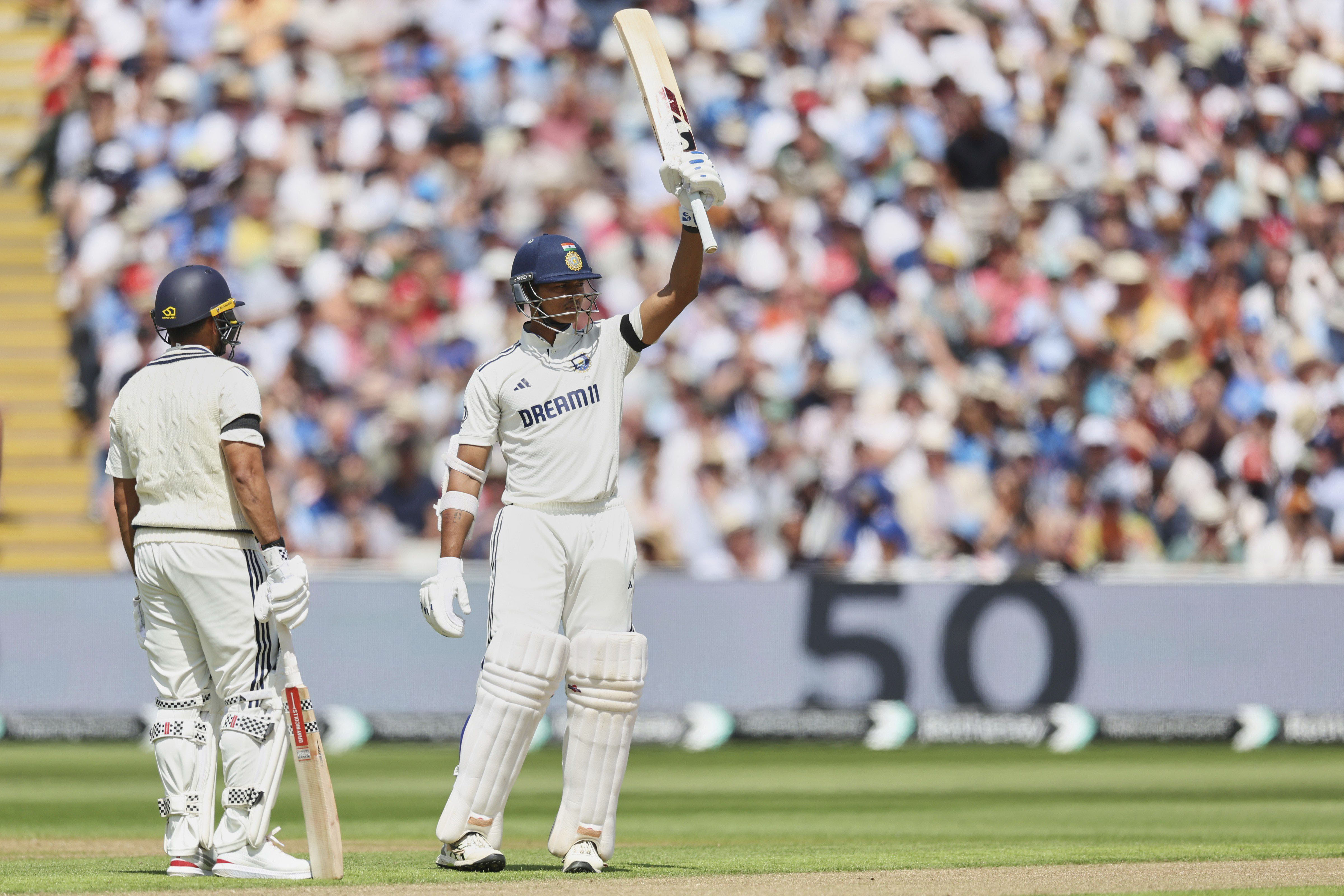 Woakes' Mixed Emotions: Wickets, Frustration, and Father's Memory in Test Match