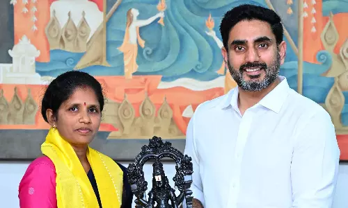 Lokesh Presents Shining Teacher Award To Kalyani