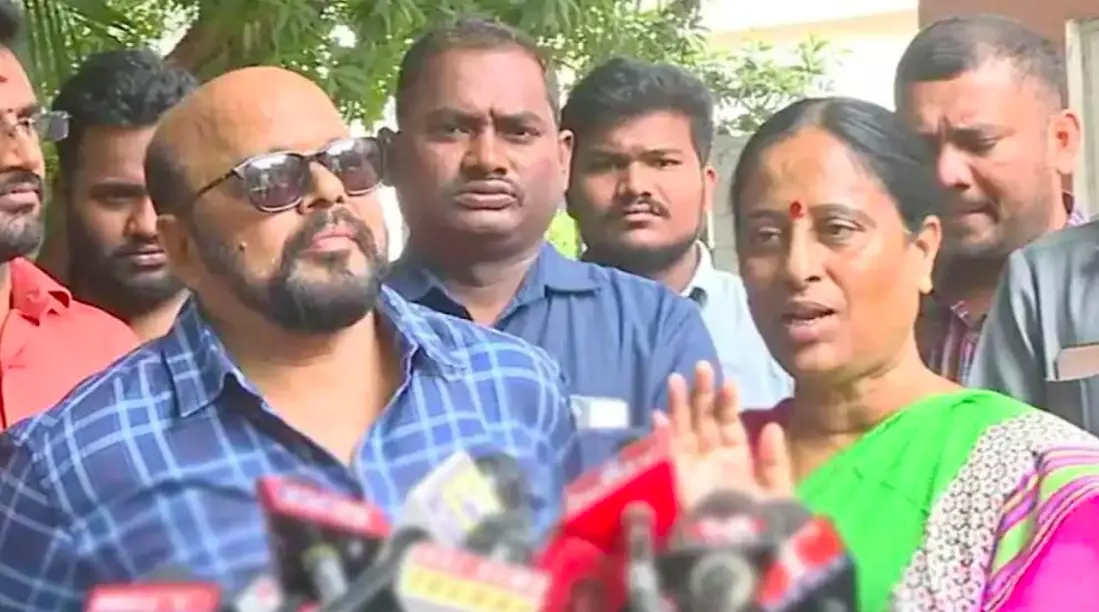 Konda Couple Meet Meenakshi, Submit Report On Warangal Congress