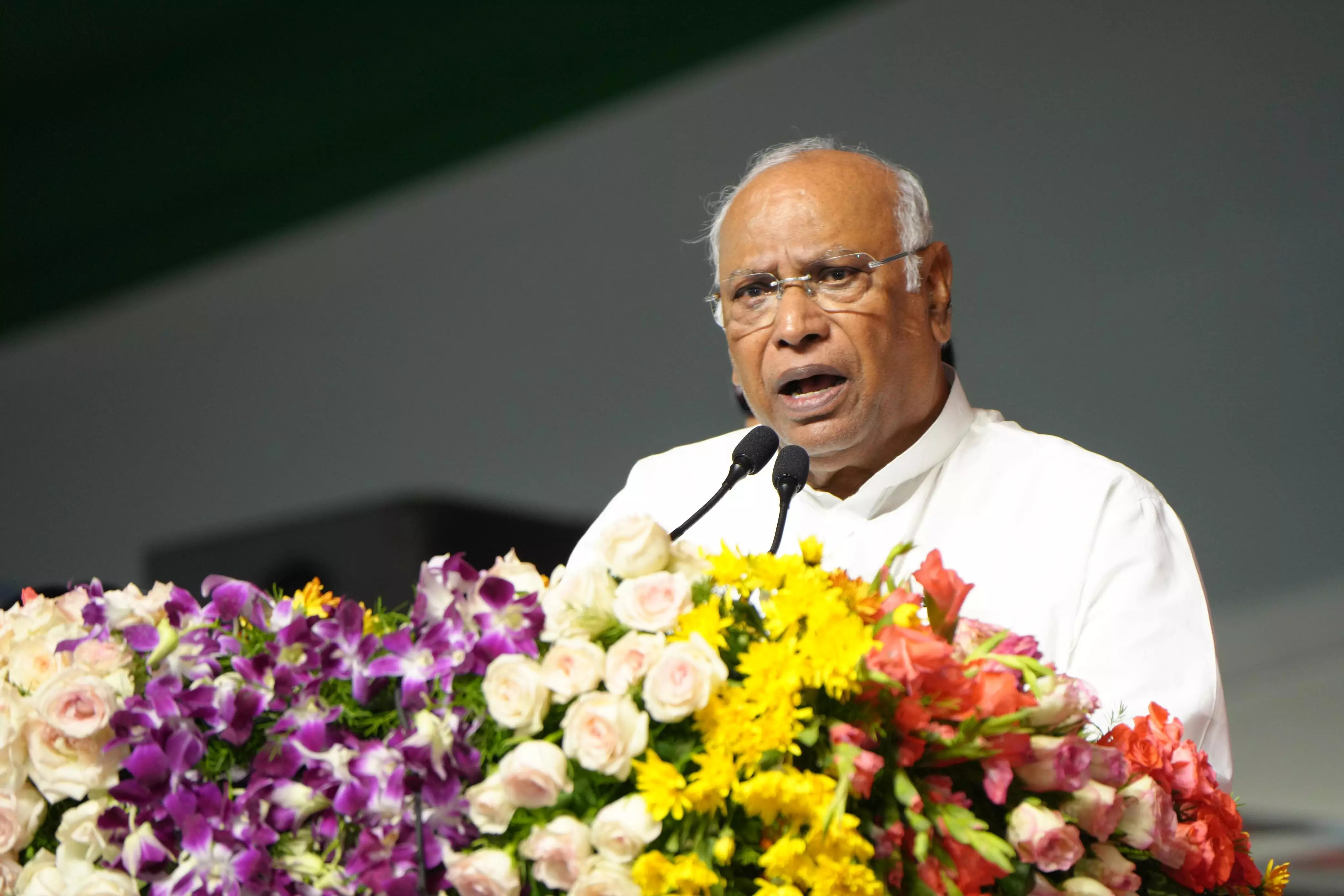 Top Leaders Warn Telangana Congress Leaders Against Indiscipline