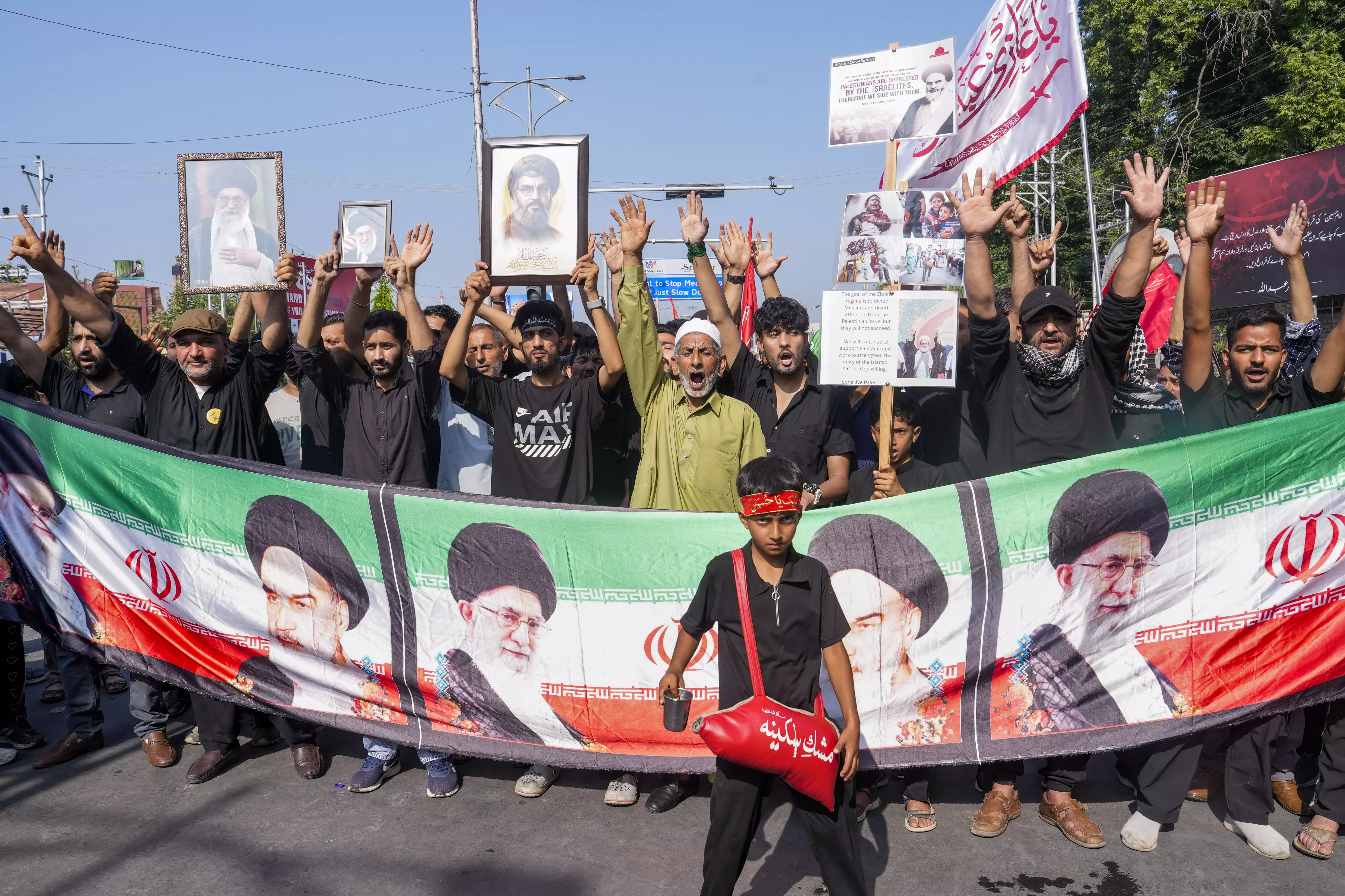 J&K: Shia Mourners Defy Police, Display Hezbollah Flags During Muharram Processions