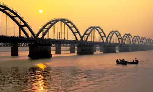 People Gearing Up Themselves as River Godavari Rises People Gearing Up Themselves as River Godavari Rises