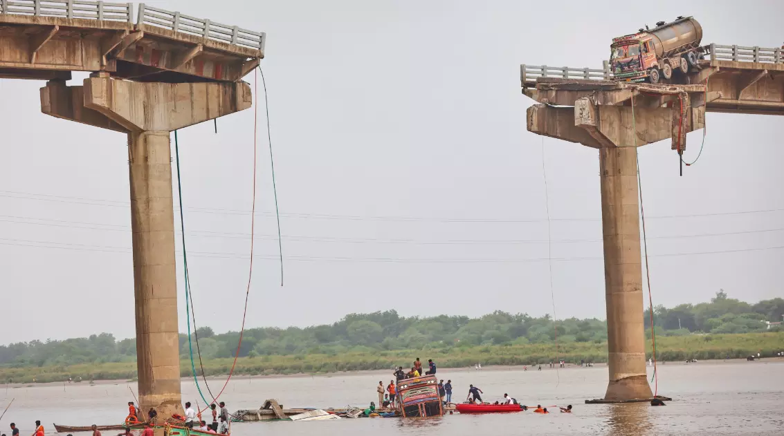 Gujarat bridge collapse toll rises to 17