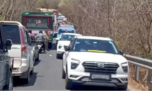 Heavy Traffic Jam on Srisailam Highway as Devotees, Tourists Flock to Shrine and Dam