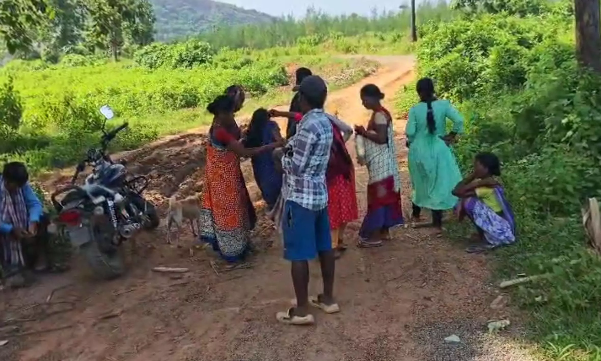 Pregnant Tribal Woman Going on Doli Delivers Baby Midway to Hospital Pregnant Tribal Woman Going on Doli Delivers Baby Midway to Hospital