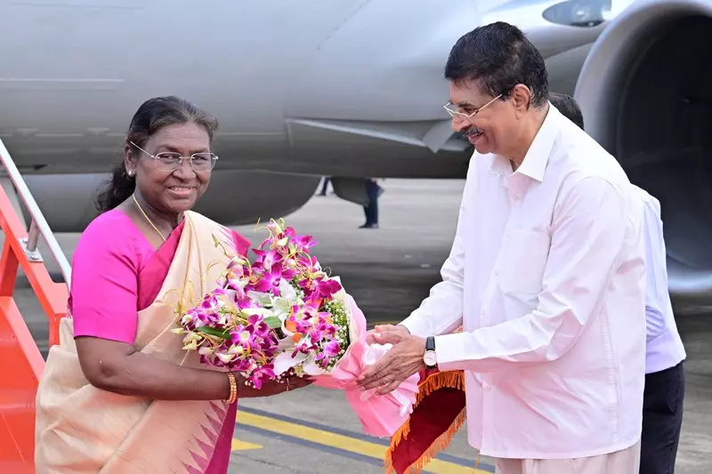 President Droupadi Murmu Breaks Protocol to Visit Critically Burn-Injured Odisha Girl at AIIMS Bhubaneswar