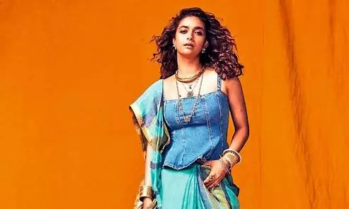 Saree’s New Plus-One? Your Favourite Jeans Top