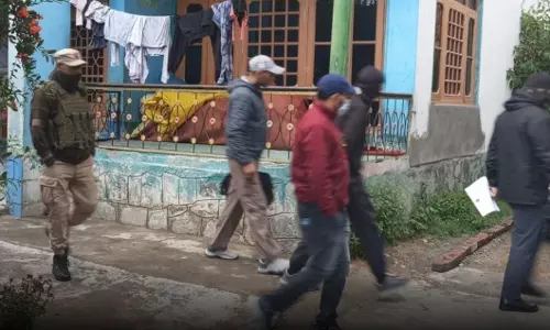 Police Searches Underway at 10 Locations in Kashmir Police Searches Underway at 10 Locations in Kashmir