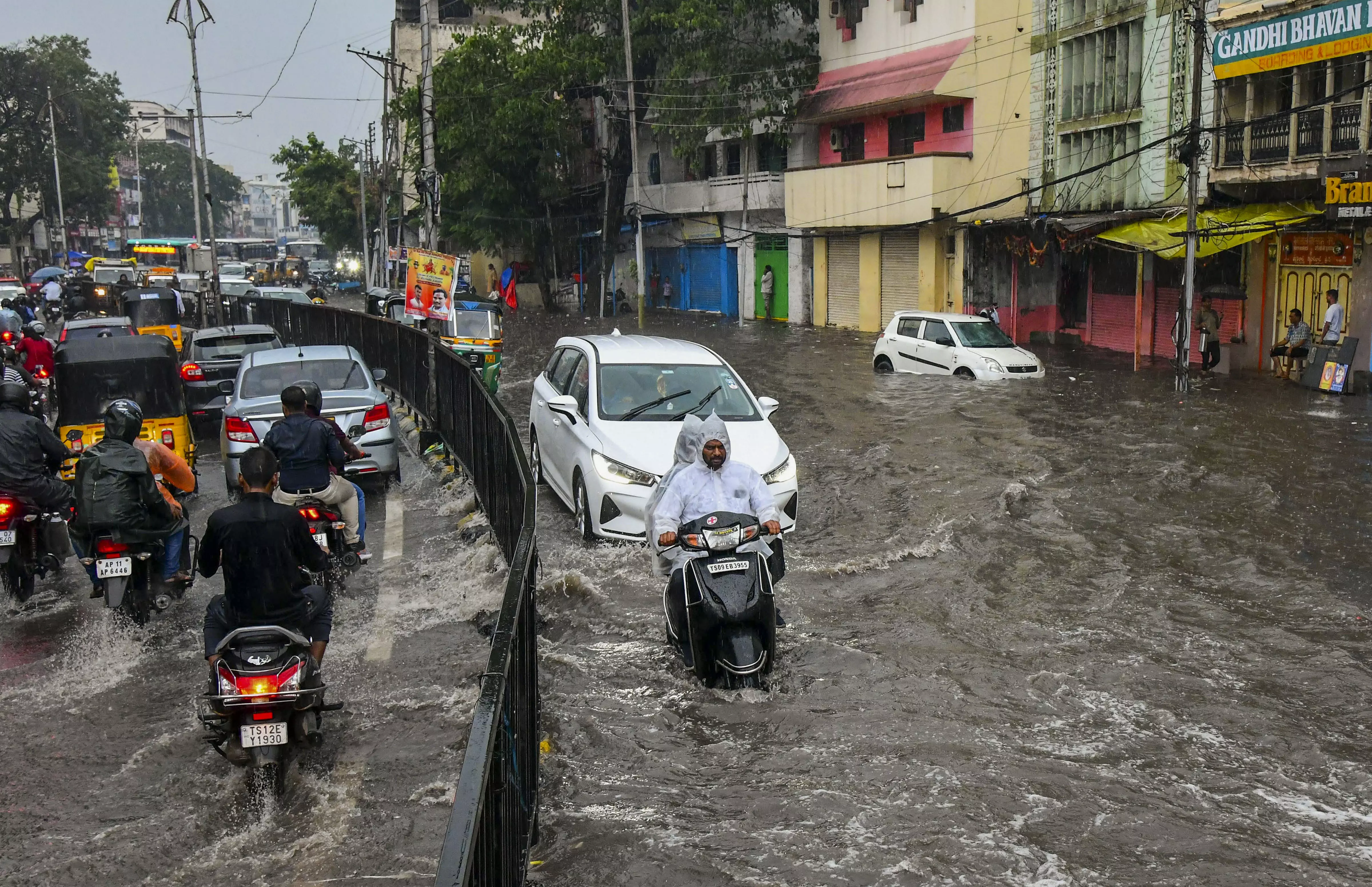 Today’s Weather: Heavy Downpour to Lash East Telangana Today’s Weather: Heavy Downpour to Lash East Telangana