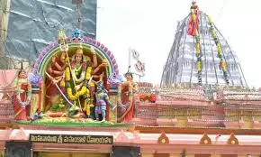 Political Leaders Make A Beeline At Lal Darwaza Temple