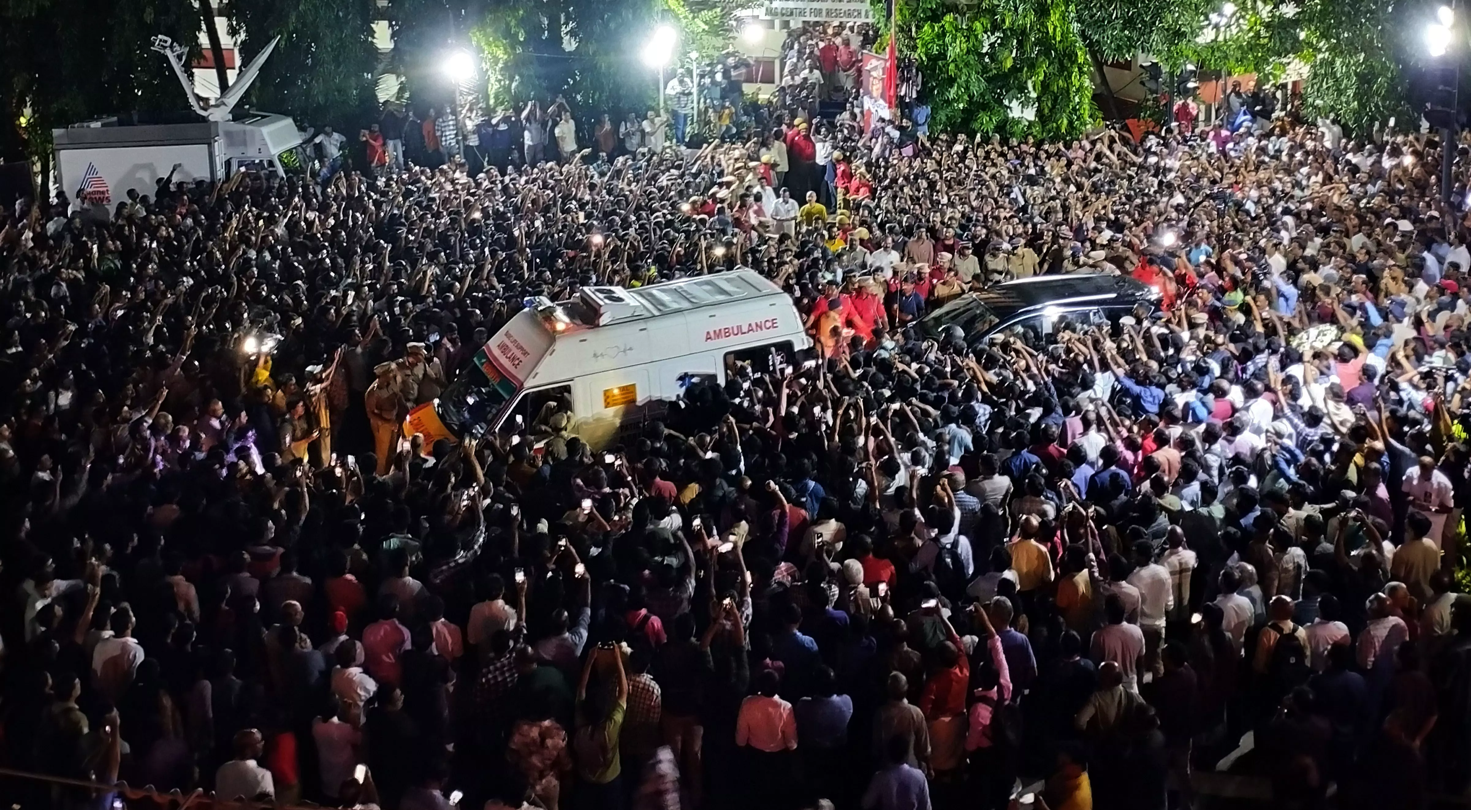 Hundreds Throng to Pay Homage to VS Achuthanandan