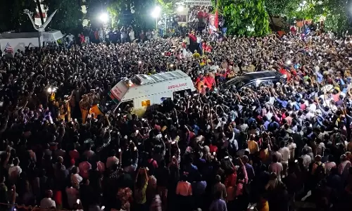 Hundreds Throng to Pay Homage to VS Achuthanandan