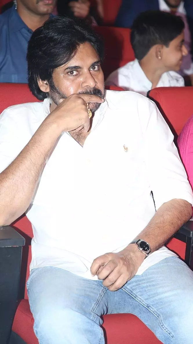 Pawan Kalyans Dashing Looks From Hari Hara Veera Mallu