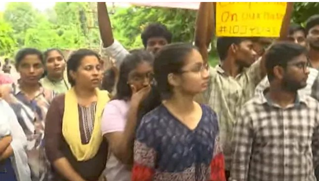 Andhra University Students Protest Over Mess Food Quality