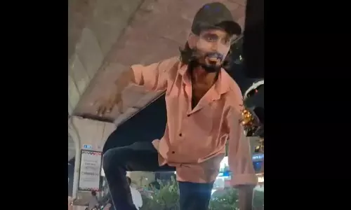 Intoxicated Man Climbs Onto Moving Car, Terrifies Family in Hyderabad Intoxicated Man Climbs Onto Moving Car, Terrifies Family in Hyderabad