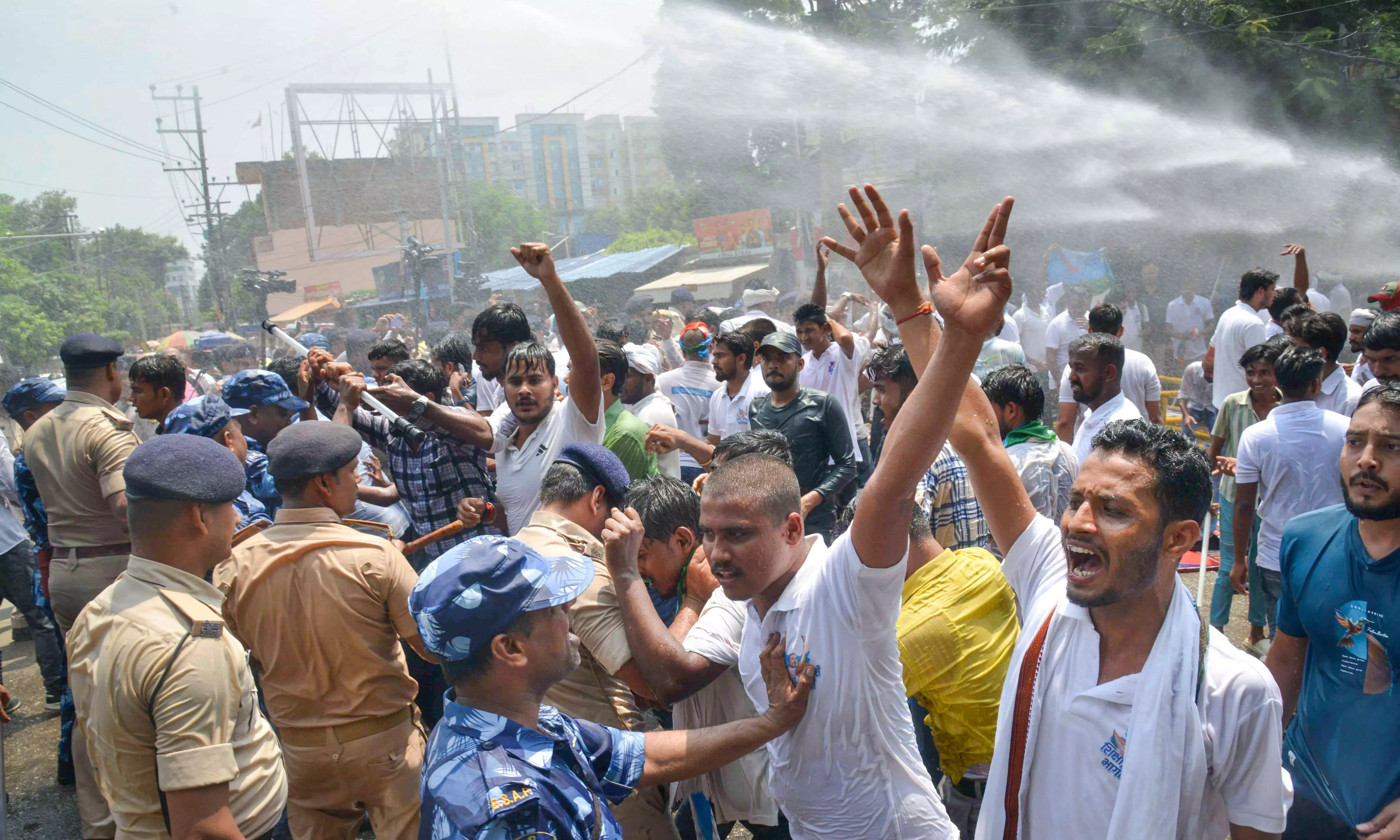 Police Use Water Cannon to Disperse Cong, NSUI Workers March to Vidhan Sabha in Bihar
