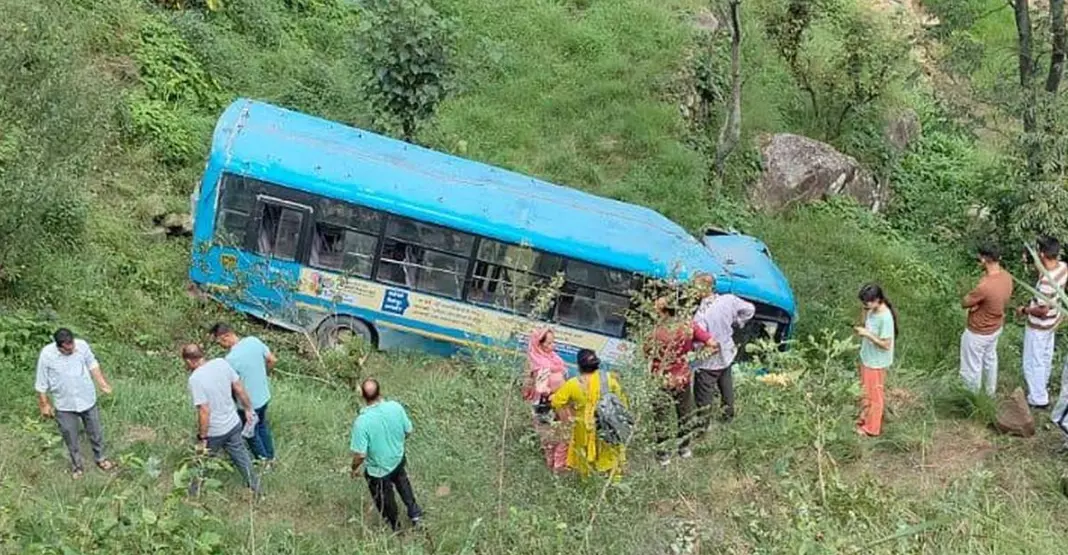 8 Dead, 21 Injured as HRTC Bus Falls into Gorge in Himachal’s Mandi District